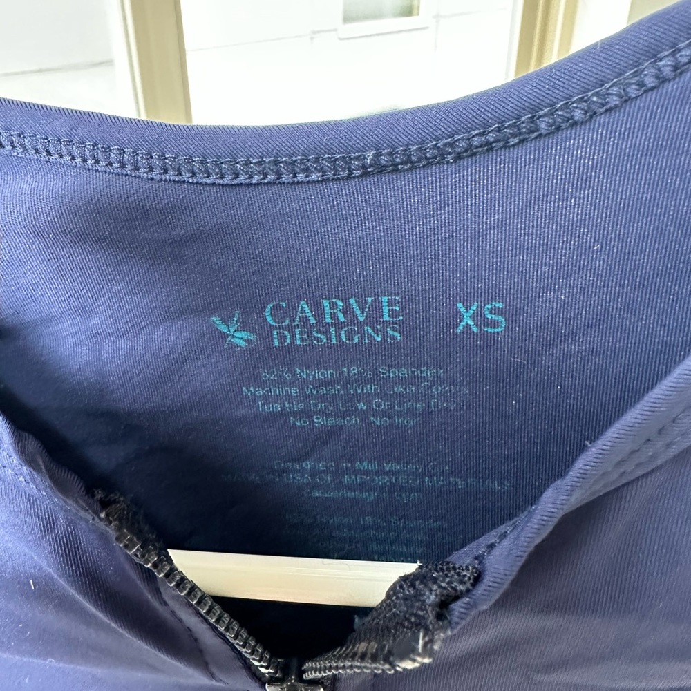 Carve Designs rash guard in XS - Picture 3 of 5